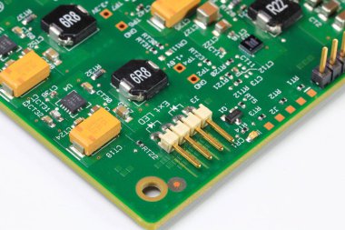 Elektronik devre kartı bileşenleri ve pin bağlayıcıları, bilgisayar ana kartında 4 pin konnektörü.