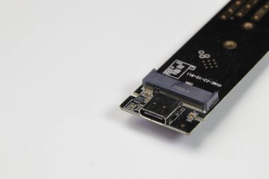 Kullanıcı arayüzünü NVME PCIe M2 'den beyaz arkaplanda izole edilmiş USB arayüzüne çevirmek için usb tip-C adaptörünü kapat