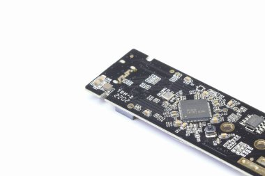 NVME PCIe M2 arayüzünü beyaz arkaplanda izole edilmiş USB arayüzüne dönüştürmek için kullanılacak M.2 tipi-C adaptörüName