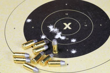 Mermi 9 mm LSWC (kurşun yarı yarımlık wadcutter) mermi kovanı ve kurşun delikleri, mermi ve mermi kovanlarıyla hedef alınır. Klasik Kağıt Atış Hedefi. Spor atış çemberi hedef hassasiyeti.
