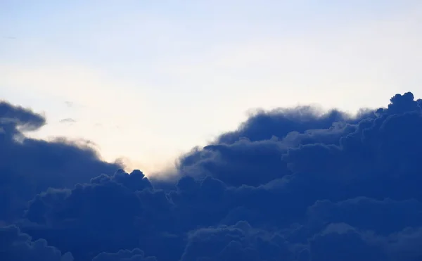 Dešťový Mrak Modré Obloze Přírodní Mraky Pozadí — Stock fotografie