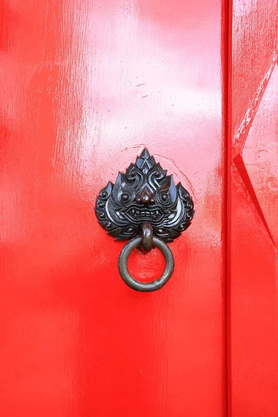 Zamknij Czerwone Drzwi Świeżo Pomalowane Czerwone Drzwi Frontowe Mitycznym Stworzeniem — Zdjęcie stockowe