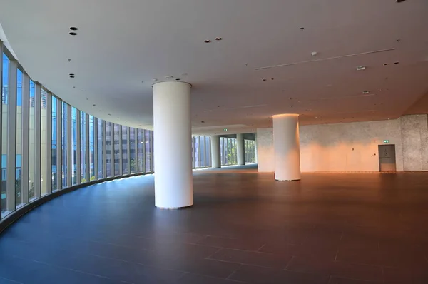 Modern Épület Kiállítótér Vagy Vásári Kiállítás Megvilágított Hosszú Tiszta Folyosója — Stock Fotó