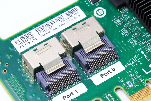 现代服务器上磁盘阵列控制器的Sff 8086或Msas或Mini Sas连接器的关闭 — 图库照片