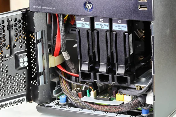 微型服务器计算机的内部 小服务器级计算机中的计算机电路板和磁盘存储 — 图库照片