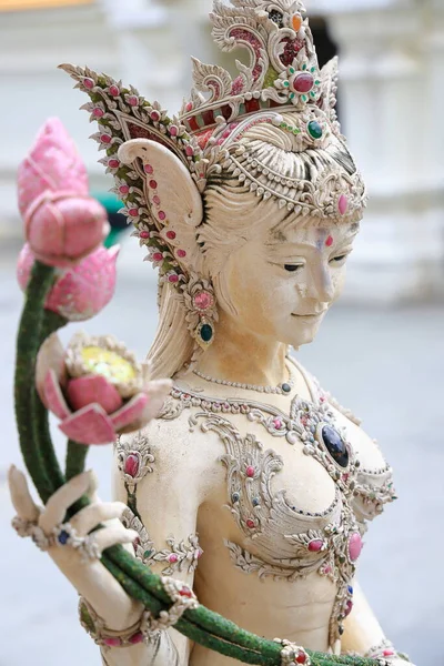 Perłowa Biała Statua Naga Tajskiej Mitycznej Bogini Trzymającej Wiązankę Kwiatów — Zdjęcie stockowe