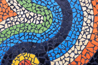 Renkli desenli seramik fayanslar veya mozaik. Çöken soyut seramik mozaik süslemeli güzel eski binanın ayrıntıları. Dekoratif arka plan olarak Venedik mozaiği. Seçici odaklanma. Soyut Desen.