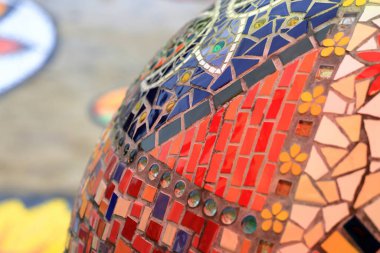 Renkli desenli seramik fayanslar veya mozaik. Çöken soyut seramik mozaik süslemeli güzel eski binanın ayrıntıları. Dekoratif arka plan olarak Venedik mozaiği. Seçici odaklanma. Soyut Desen.