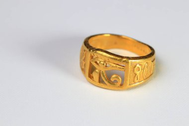Antika hiyeroglif altın yüzük, antik Mısır hiyeroglif yüzüğü, Horus 'un Gözü, wedjat gözü veya udjat gözü, sembolü, beyaz arka planda izole edilmiş refah, iyileştirme ve koruma anlamına gelir..