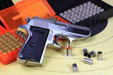 Silah ve atış hedefi kurşun delikleri, mermiler ve mermiler ya da fişeklerle. Klasik Kağıt Atış Hedefi. Spor, Avcılar, Ordu, Polis için. Spor atış çemberi hedef hassasiyeti.