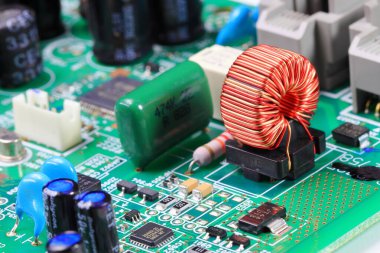 Devre kartındaki bakır bobin veya indüksiyon bobini, bilgisayarın içindeki elektronik bileşenler.