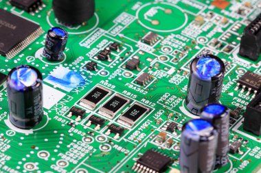 Kullanıldıktan sonra elektronik bileşenli bilgisayar baskılı devre kartı.