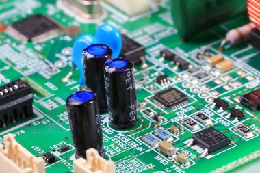 Kullanıldıktan sonra elektronik bileşenli bilgisayar baskılı devre kartı.