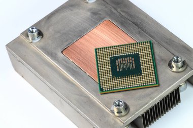 Isı alıcısı, bilgisayar işlemcisi soğutucusu, radyatör, alüminyum yüzgeç yapısı beyaz arka planda izole edilmiş ekipman soğutuculu işlemci.