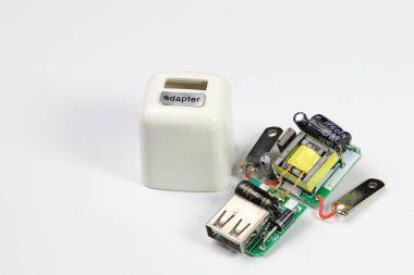 Beyaz arka planda USB şarj cihazının içinde, beyaz arka planda izole edilmiş bozuk şarj aletleri var. Teknolojiyi cep telefonlarına yükleme kavramı.