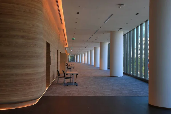 Modern Épület Kiállítótér Vagy Vásári Kiállítás Megvilágított Hosszú Tiszta Folyosója — Stock Fotó