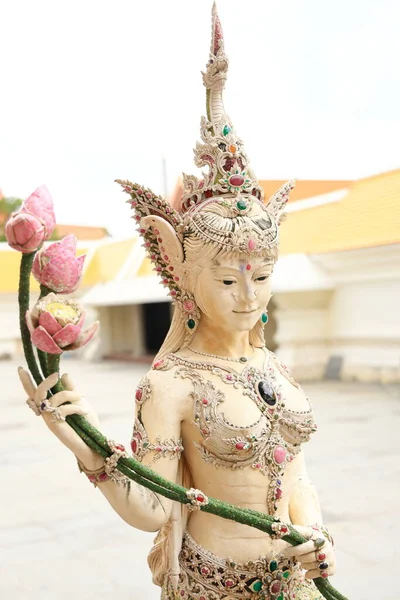 Perłowa Biała Statua Naga Tajskiej Mitycznej Bogini Trzymającej Wiązankę Kwiatów — Zdjęcie stockowe