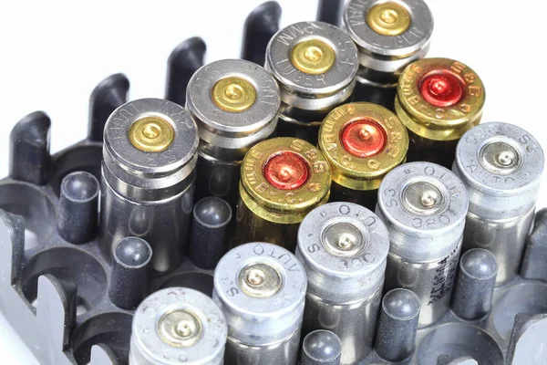 Vielzahl Gebrauchter Munitionsgeschosse Einer Kunststoffbox Auf Weißem Hintergrund Isoliert — Stockfoto