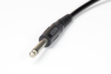 Beyaz arkaplanda paslanmış Gitar Kablosu, mikrofonlar için TRS kriko bağlantıları ve profesyonel ses ekipmanları izole edildi.