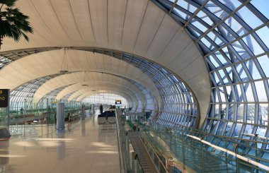 Koridor ya da Suvarnabhumi Havaalanı 'nın çıkış kapısı..