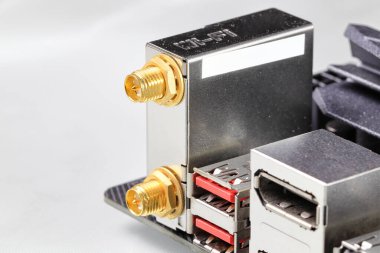 HDMI, Ekran portu, USB 3.2 tip A, Wifi ile modern bilgisayar ana panosunda birden fazla port göster.