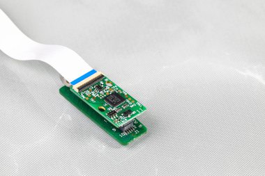 Küçük devre kartı, IOT aygıtı, mikro denetleyici veya kırmızı lamba durumu ile kablo bağlantısı üzerinde çalışan nano bilgisayar devresi beyaz arkaplan üzerinde izole. 
