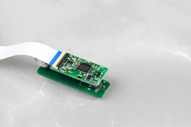Küçük devre kartı, IOT aygıtı, mikro denetleyici veya kırmızı lamba durumu ile kablo bağlantısı üzerinde çalışan nano bilgisayar devresi beyaz arkaplan üzerinde izole. 