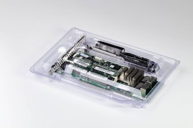 Beden eğitimi paketinde çift mini sas konnektörü olan yeni disk dizisi denetleyici kartı (Raid).