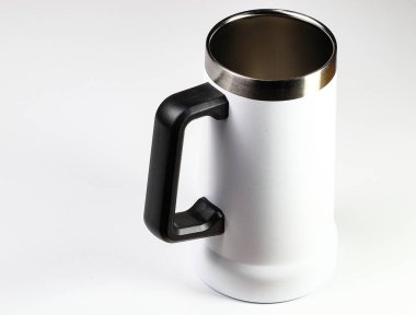 Beyaz arka planda izole edilmiş boş beyaz metal bira kupası
