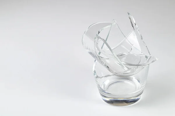 白い背景に隔離されたガラスの破片 — ストック写真