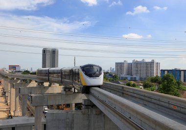 Bangkok Büyükşehir Bölgesi 'ne hizmet veren tek raylı sarı hat toplu taşıma sistemi..