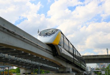 Bangkok Büyükşehir Bölgesi 'ne hizmet veren tek raylı sarı hat toplu taşıma sistemi..