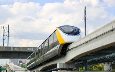 Bangkok Büyükşehir Bölgesi 'ne hizmet veren tek raylı sarı hat toplu taşıma sistemi..