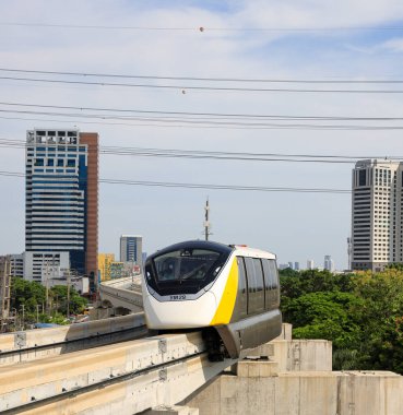 Bangkok Büyükşehir Bölgesi 'ne hizmet veren tek raylı sarı hat toplu taşıma sistemi..