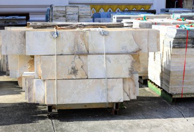 Mermer levha yığını, döşeme malzemesi olarak kullanılan mermer döşeme taşı, inşaat alanında inşaat hazırlığı.