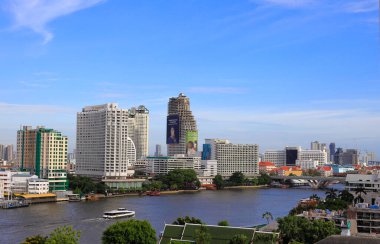 CBD 'deki şehir manzarası, gökdelenler ve mavi gökyüzü ile güneş ışığında ofis binası.