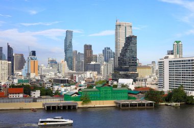 CBD 'deki şehir manzarası, gökdelenler ve mavi gökyüzü ile güneş ışığında ofis binası.