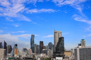 BANGKOK 'un bulutlu akşam ışığında CBD, gökdelenler ve ofis binasında şehir manzarası gökdelenleri.