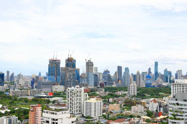 BANGKOK 'un bulutlu akşam ışığında CBD, gökdelenler ve ofis binasında şehir manzarası gökdelenleri.