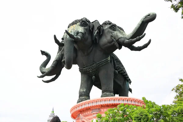 Erawan Elephant Statua Samut Prakan Tajlandia Tło Pięknym Błękitnym Niebem — Zdjęcie stockowe