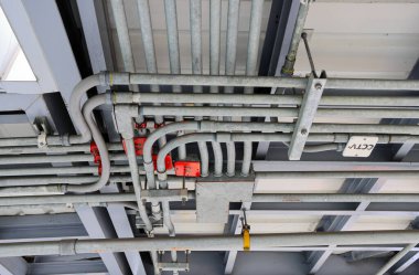 Çelik tüp montajı, elektrik ve duvara ve tavana bağlı sinyal kabloları, tavan arası tasarımı veya konsepti. Fa, Nps, CCCTV, LTG, PDT, Tel, Cass Kablolu.