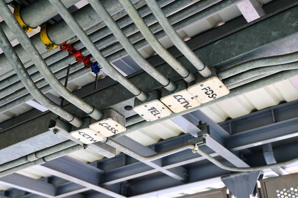 钢管安装 电气和信号线缆连接在墙壁和天花板上 阁楼设计或概念 Nps Cctv Ltg Pds Tel Cass Cable管 — 图库照片