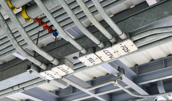 Çelik Tüp Montajı Elektrik Duvara Tavana Bağlı Sinyal Kabloları Tavan — Stok fotoğraf