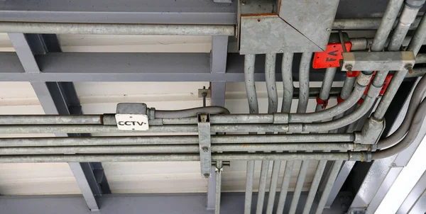 Stahlrohrverschraubung Strom Und Signaldrahtschläuche Die Wand Und Decke Dachgeschoßdesign Oder — Stockfoto