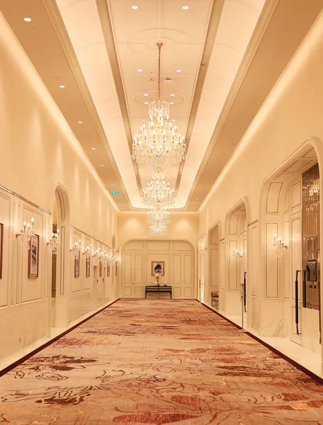 豪华建筑中美丽而现代的走廊或走廊 — 图库照片
