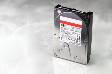 Yüksek kapasiteli bilgisayar sabit sürücüsünün beyaz arkaplan üzerindeki görüntüsü 3.5 