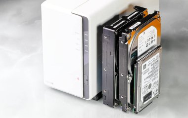 Personel veya Küçük ofis için çift katlı NAS (Ağ Eklenmiş depolama) bilgisayar veri depolama sunucusu için HDD 3.5 