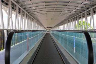 Otomatik yolu olan yaya yolu, koridor ya da koridor ya da tren istasyonu ile bina arasındaki kaldırım.