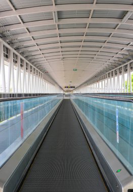 Otomatik yolu olan yaya yolu, koridor ya da koridor ya da tren istasyonu ile bina arasındaki kaldırım.