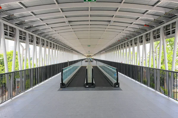 设有自动人行道或穿梭于火车站与建筑物之间的行人通道或走廊 — 图库照片